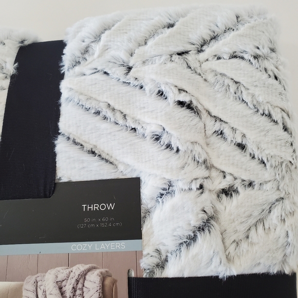 NWT CUDDL DUDS Cozy Soft Sculpted Faux Fur Throw Gray White 50" X 60" 100% Poly - Picture 6 of 10